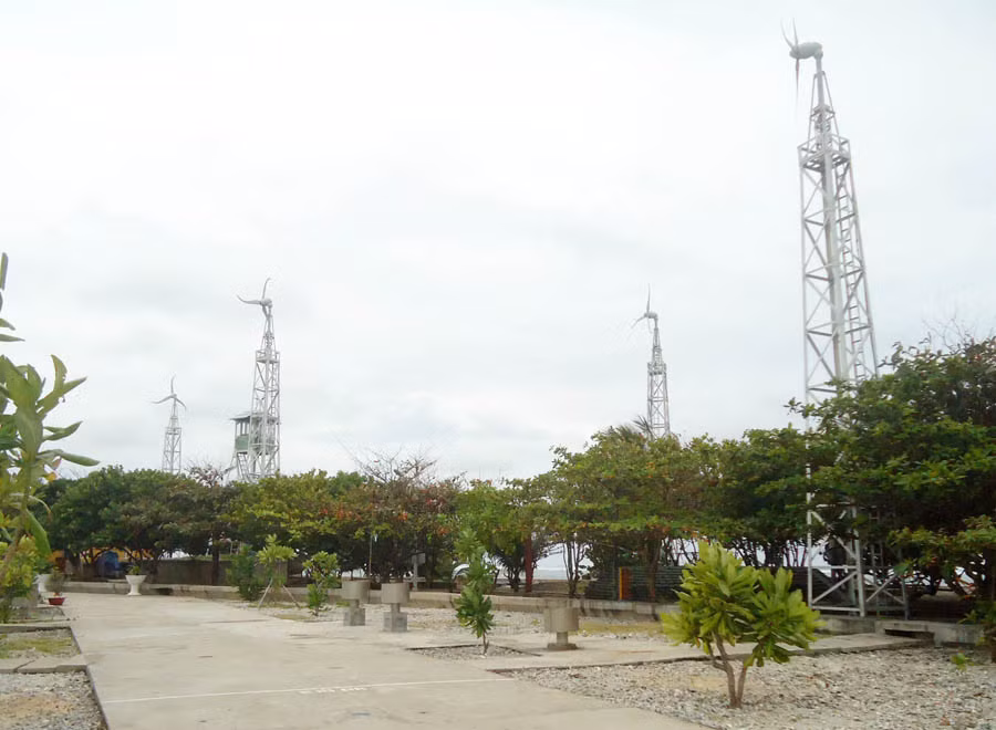  Tua bin gió trên đảo Trường Sa Đông. Ảnh: T.S