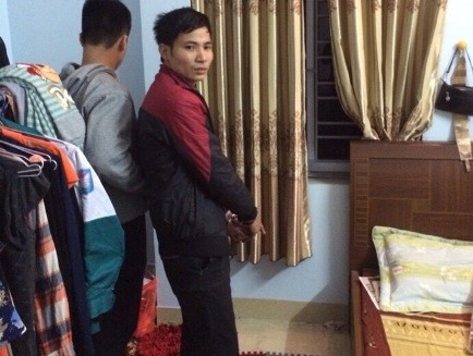 Đối tượng Tuân (vai áo màu đỏ) đang thực nghiệm lại hiện trường vụ trộm két.