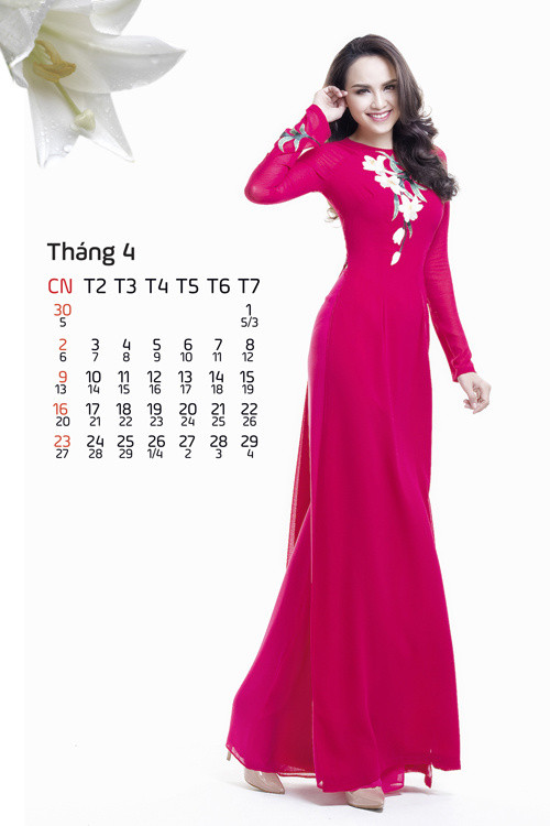 Hoa Hậu Diễm Hương nổi bật với tà áo thêu hình hoa loa kèn trắng. Hoa Hậu Diễm Hương nổi bật với tà áo thêu hình hoa loa kèn trắng.