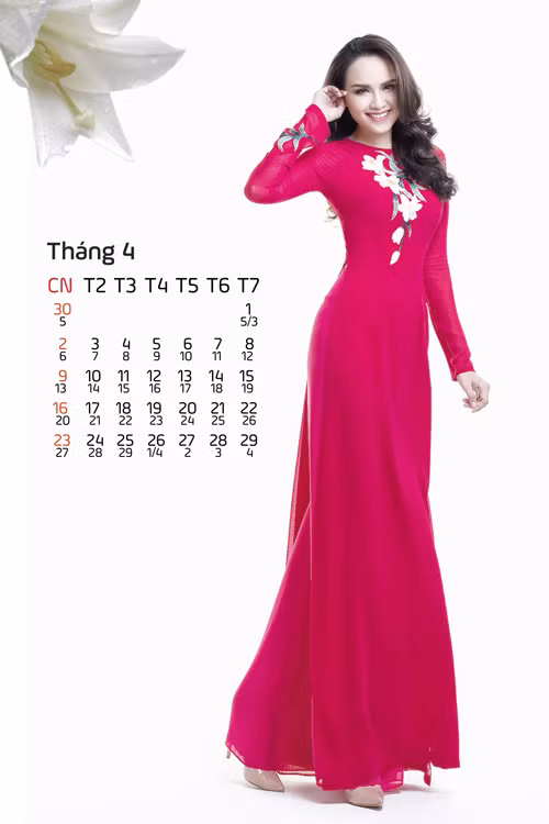 Hoa Hậu Diễm Hương nổi bật với tà áo thêu hình hoa loa kèn trắng.