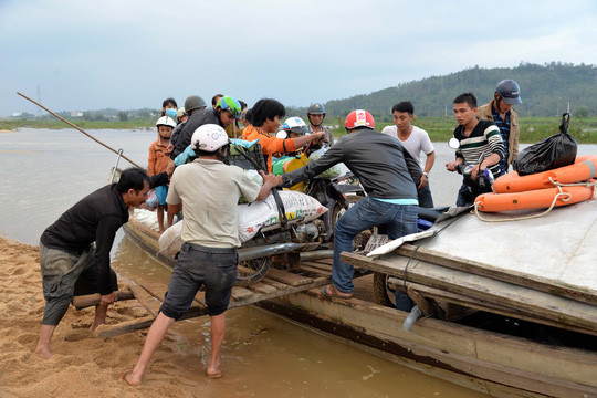 Đưa hàng hóa, nông sản lên đò bán cho kịp Tết.