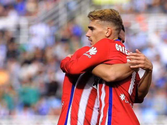 Niềm vui của Antoine Griezmann (phải) sau khi nâng tỉ số lên 2-0 cho Atletico Madrid. Ảnh: Getty Images