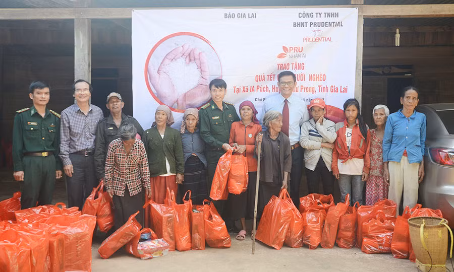  Báo Gia Lai và Công ty TNHH Bảo hiểm nhân thọ Prudential tặng quà Tết cho người nghèo xã Ia Púch. Ảnh: V.P