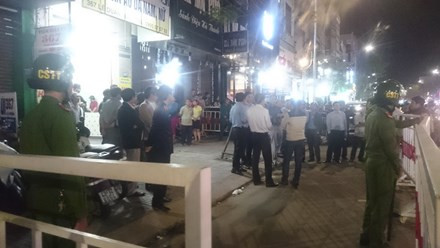 Hiện trường vụ án mạng được bảo vệ nghiêm ngặt.