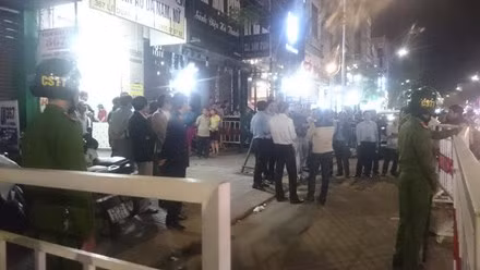 Hiện trường vụ án mạng được bảo vệ nghiêm ngặt.