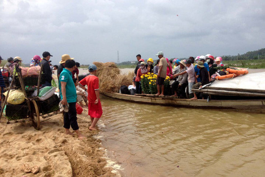 Hàng chục người chen nhau lên đò khiến cảnh tượng hết sức nguy hiểm.
