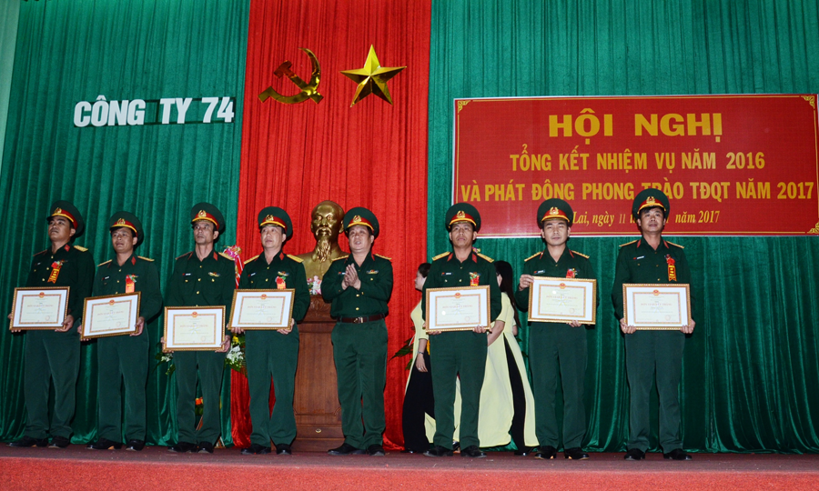 Thượng tá Nguyễn Văn Hùng-Giám đốc Công ty trao thưởng cho các tập thể đạt danh hiệu 