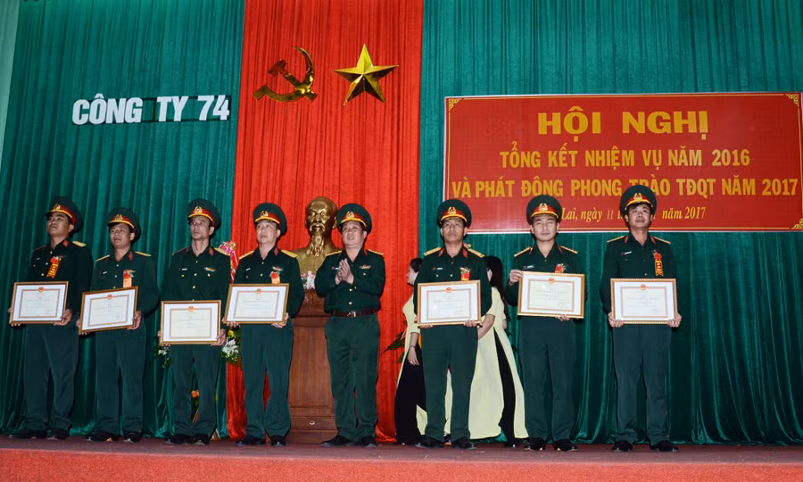 Thượng tá Nguyễn Văn Hùng-Giám đốc Công ty trao thưởng cho các tập thể đạt danh hiệu "Đơn vị quyết thắng". Ảnh: N.D Thượng tá Nguyễn Văn Hùng-Giám đốc Công ty trao thưởng cho các tập thể đạt danh hiệu