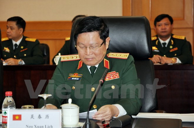 Bộ trưởng Ngô Xuân Lịch lắng nghe phát biểu của Bộ trưởng Thường Vạn Toàn. Bộ trưởng Ngô Xuân Lịch lắng nghe phát biểu của Bộ trưởng Thường Vạn Toàn.