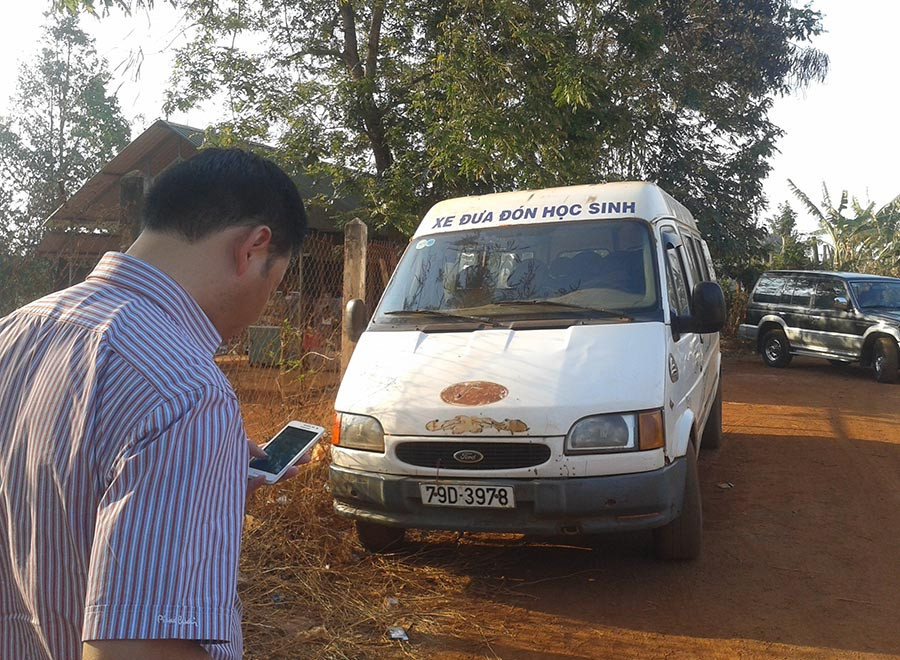 Cán bộ Sở Giao thông-Vận tải kiểm tra thông tin xe ô tô trên hệ thống quản lý phương tiện. Ảnh: Minh Nguyễn Cán bộ Sở Gia thông-Vận tải kiểm tra thông tin xe ô tô trên hệ thống quản lý phương tiện. Ảnh: Minh Nguyễn