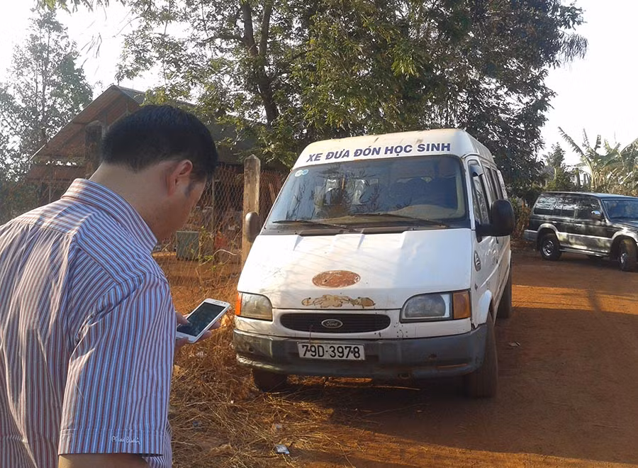 Cán bộ Sở Gia thông-Vận tải kiểm tra thông tin xe ô tô trên hệ thống quản lý phương tiện. Ảnh: Minh Nguyễn