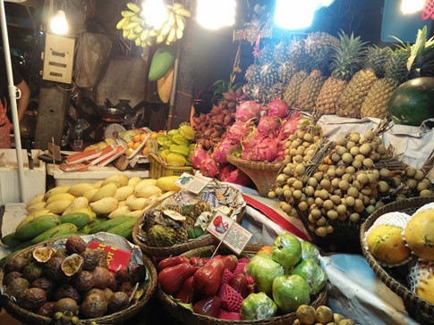 Trái cây tươi rói tại khu Karon về đêm Trái cây tươi rói tại khu Karon về đêm