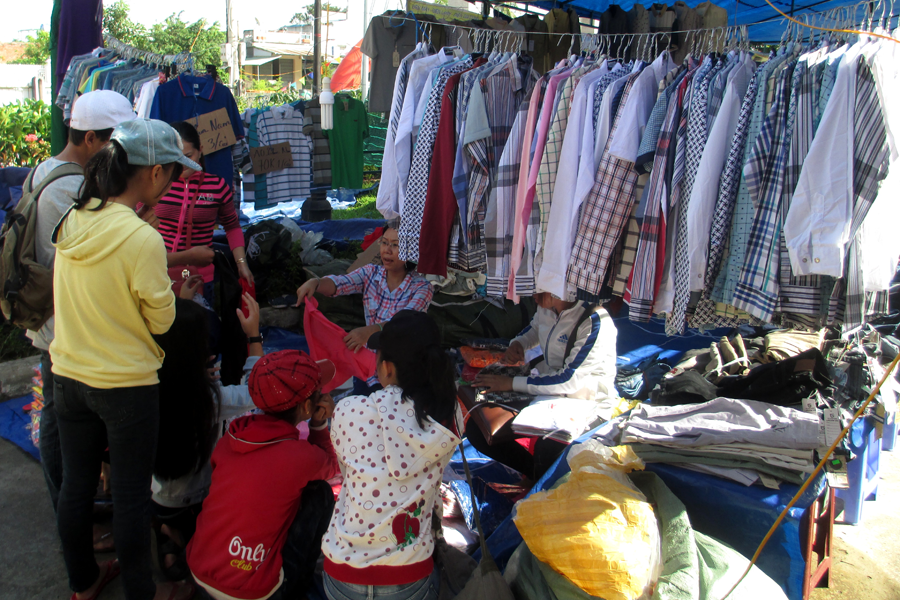 Mặt hàng áo quần thu hút được nhiều người dân mua sắm.