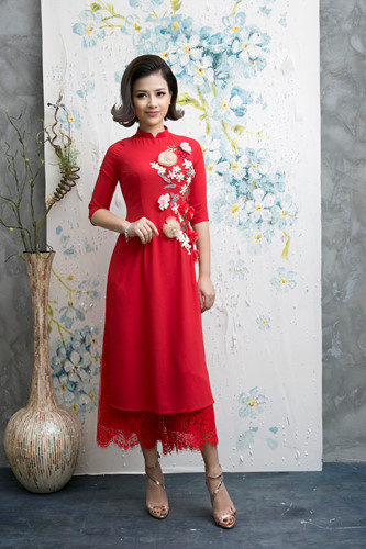 Nữ ca sĩ Dương Hoàng Yến thay đổi phong cách với bộ áo dài dịp đón Xuân.