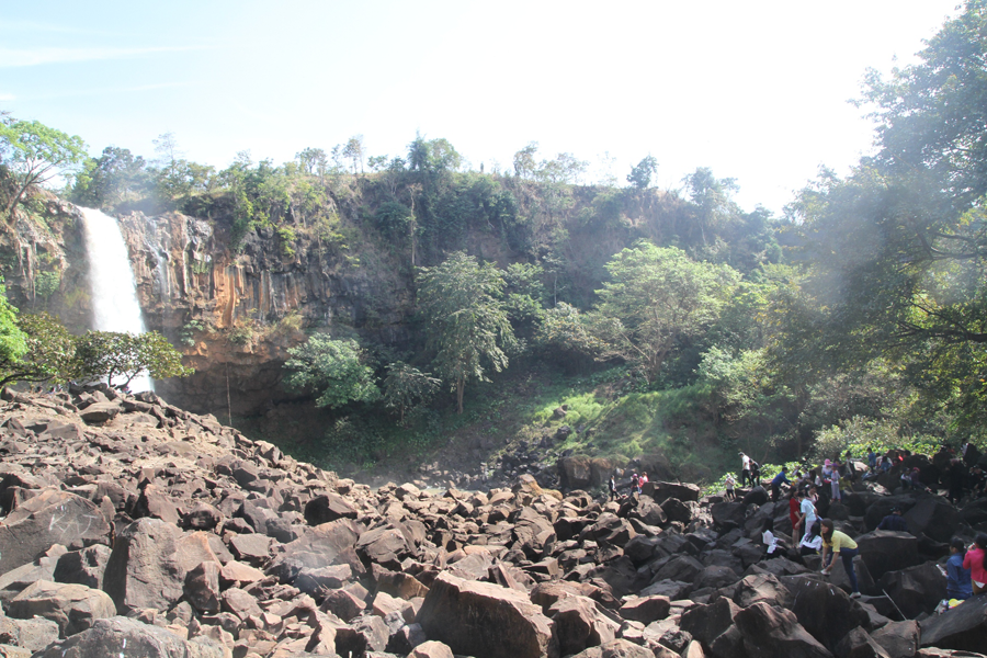 Người dân chọn bóng mát của tán cây bên cạnh thác làm chỗ dừng chân. Ảnh: Văn Ngọc Người dân chọn bóng mát của tán cây bên cạnh thác làm chỗ dừng chân. Ảnh: Văn Ngọc