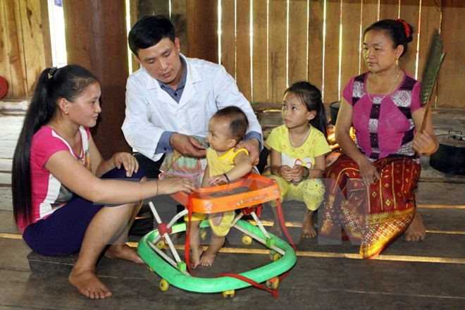 Nhân viên y tế truyền thông dinh dưỡng cho người dân bản. Nhân viên y tế truyền thông dinh dưỡng cho người dân bản.