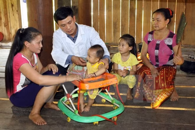 Nhân viên y tế truyền thông dinh dưỡng cho người dân bản.