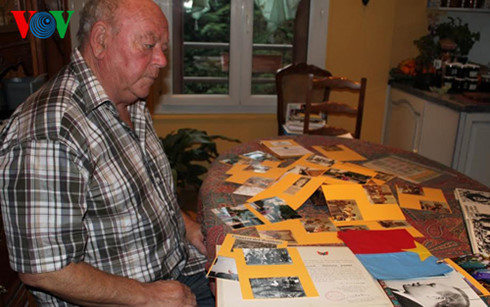 Pierre Gueguen - Nhân viên an ninh tại Verriere le Buisson vẫn lưu giữ các kỷ niệm về đoàn đàm phán. Pierre Gueguen - Nhân viên an ninh tại Verriere le Buisson vẫn lưu giữ các kỷ niệm về đoàn đàm phán.