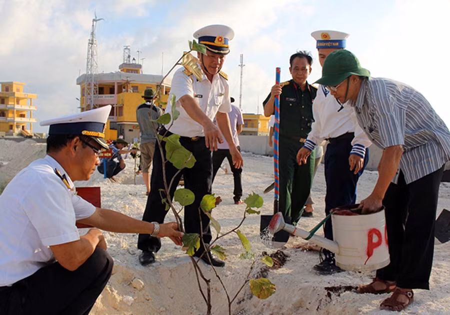 Cán bộ, chiến sĩ đảo Đá Tây trồng cây trên đảo. (ảnh minh họa)