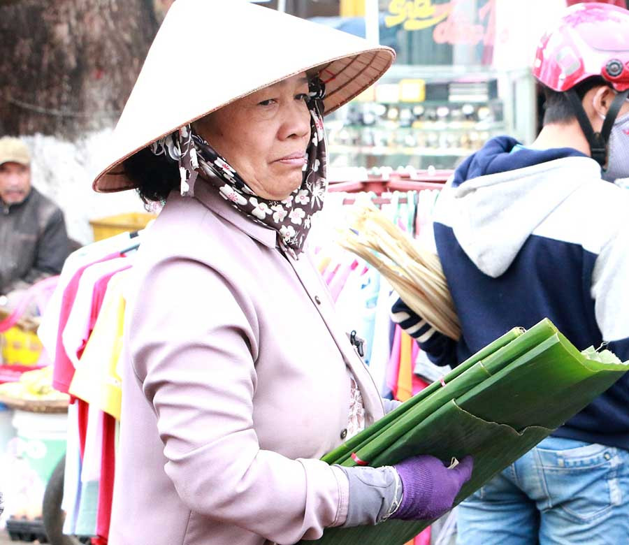 Người dân đã chọn cho mình những bó lá chuối ưng ý. Ảnh: Q.T Người dân đã chọn cho mình những bó lá chuối ưng ý. Ảnh: Q.T