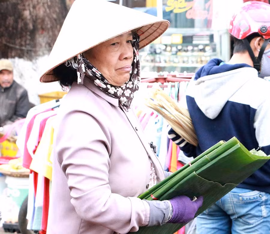 Người dân đã chọn cho mình những bó lá chuối ưng ý. Ảnh: Q.T