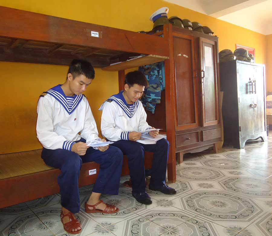 Chiến sĩ đảo Đá Tây đọc thư nhà. Ảnh: T.S Chiến sĩ đảo Đá Tây đọc thư nhà. Ảnh: T.S