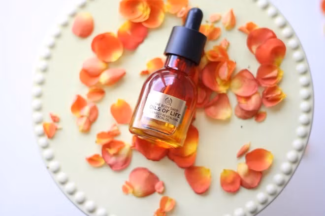 Dầu dưỡng chống lão hóa The Body Shop - Oils of life Intensely Revitalising Facial Oli
