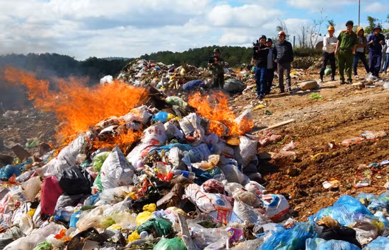 Mứt bẩn bị thu giữ, tiêu hủy