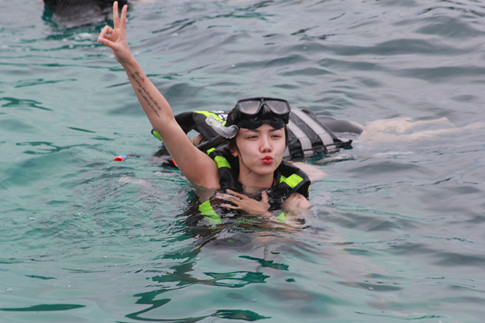 Hòa mình vào dòng nước biển để ngắm san hô Hòa mình vào dòng nước biển để ngắm san hô