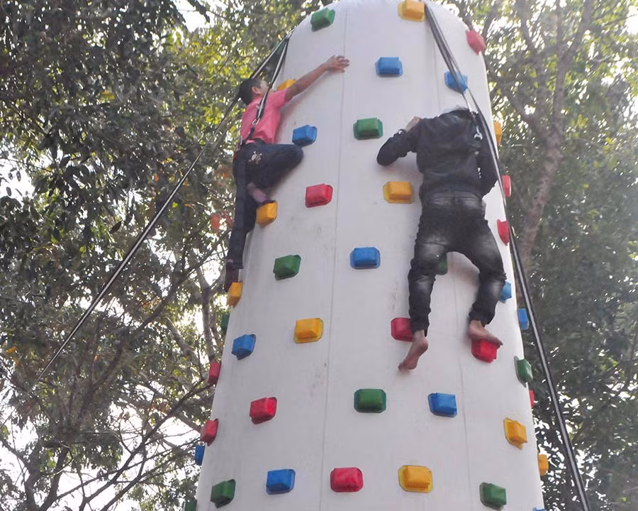 Mô hình leo núi mới mẻ đã thu hút được nhiều bạn trẻ. Ảnh: Trần Dung Mô hình leo núi mới mẻ đã thu hút được nhiều bạn trẻ. Ảnh: Trần Dung