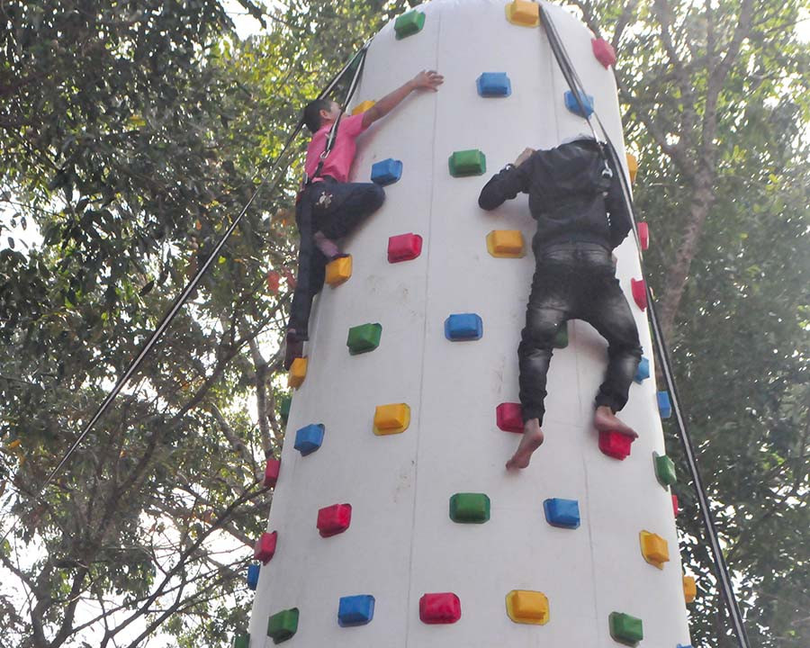 Mô hình leo núi mới mẻ đã thu hút được nhiều bạn trẻ. Ảnh: Trần Dung Mô hình leo núi mới mẻ đã thu hút được nhiều bạn trẻ. Ảnh: Trần Dung