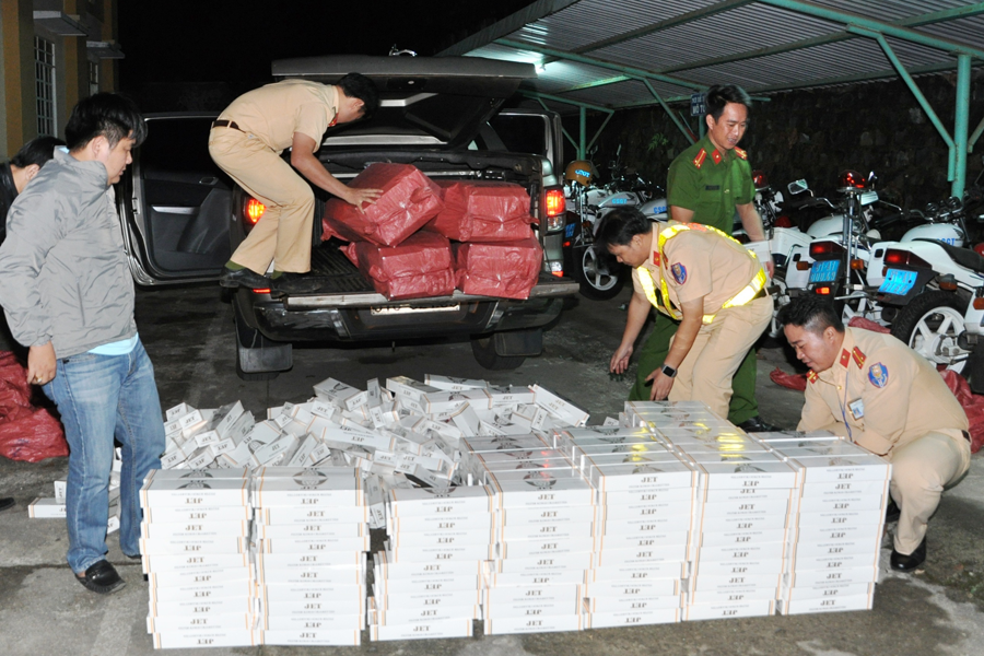 Công an tỉnh bắt giữ một vụ vận chuyển thuốc lá lậu. Ảnh: H.T Công an tỉnh bắt giữ một vụ vận chuyển thuốc lá lậu. Ảnh: H.T