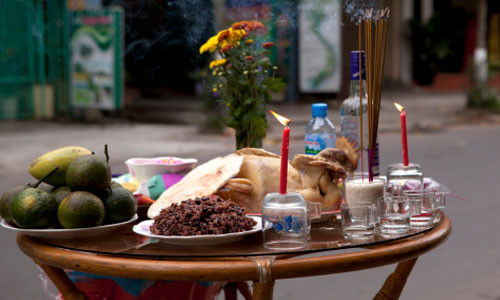 Mâm cỗ cúng Giao thừa thường đặt ở cổng chính, lúc 12 giờ đêm Mâm cỗ cúng Giao thừa thường đặt ở cổng chính, lúc 12 giờ đêm