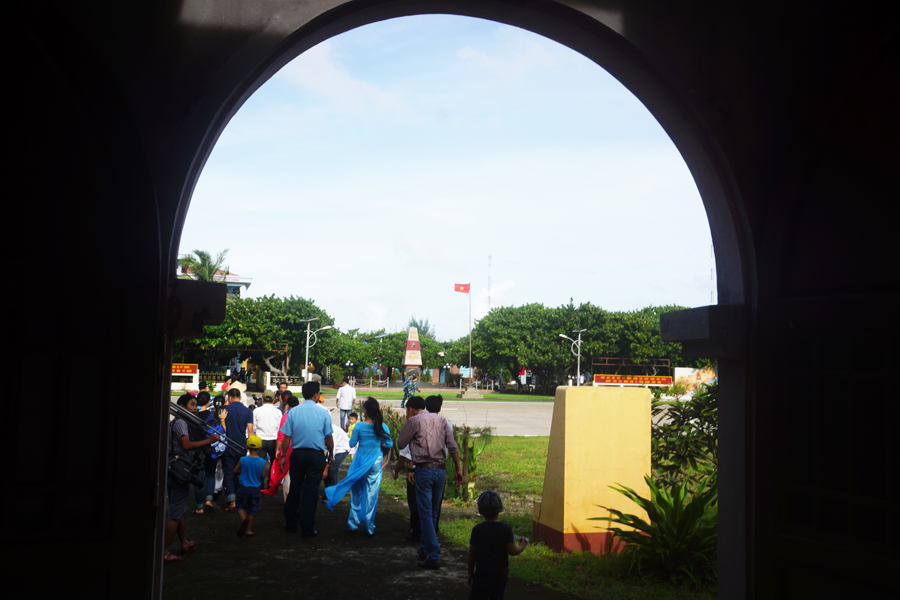 Cột mốc chủ quyền nhìn từ chùa Trường Sa. Ảnh: T.S