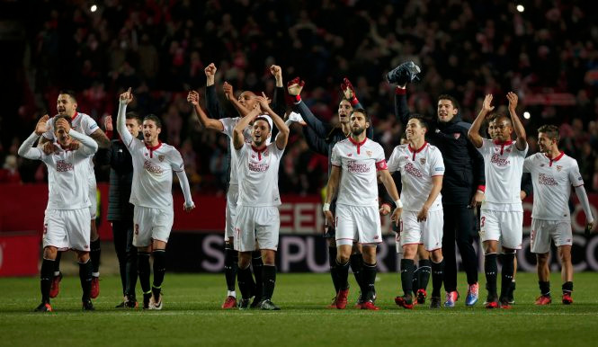 Các cầu thủ Sevilla ăn mừng chiến thắng trước R.M. Ảnh: REUTERS