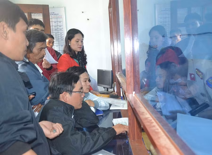 Lượng người đến làm thủ tục tăng đột biến. Ảnh: D.Q