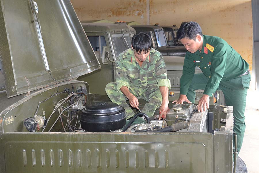 Cán bộ kỹ thuật của đơn vị kiểm tra sáng kiến áp dụng vào thực tế. Ảnh: V.H Cán bộ kỹ thuật của đơn vị kiểm tra sáng kiến áp dụng vào thực tế. Ảnh: V.H