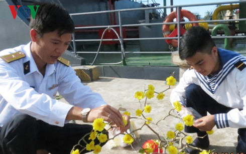 Cán bộ, chiến sĩ tàu 629 làm cành mai để đón Xuân trên biển.