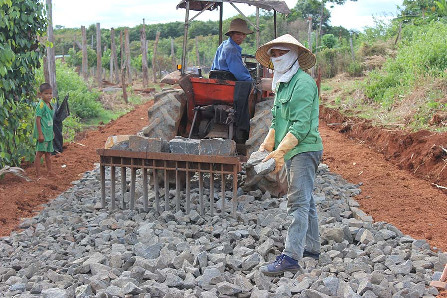 Làm đường giao thông nông thôn tại làng Ó. Ảnh: N.D