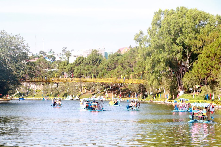 Trò đạp vịt ở Công viên Diên Hồng đông vui trong ngày Tết cuối. Ảnh: Quang Tấn