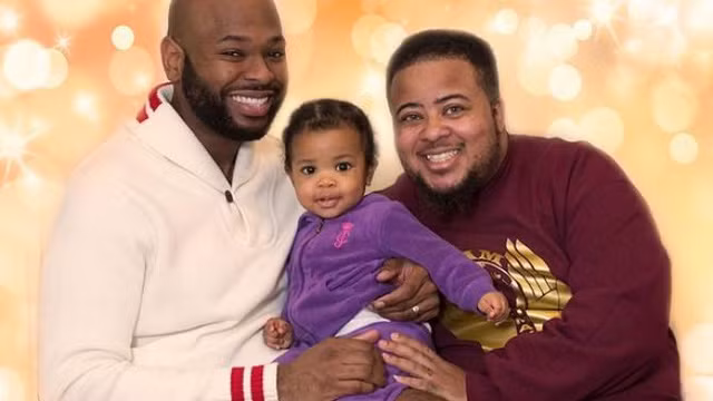  Kayden (phải) cùng bạn trai Elijah và con nuôi.