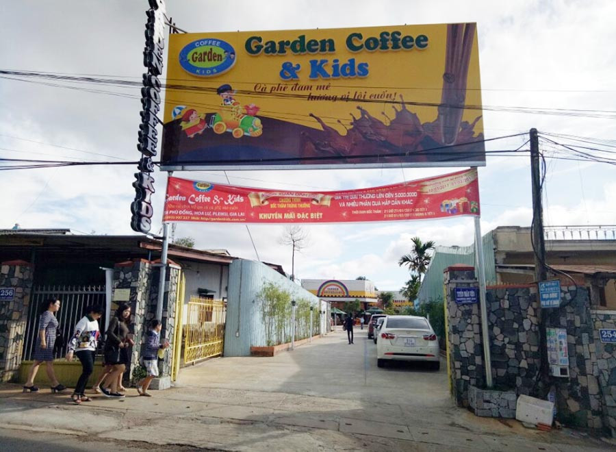 Nhiều quán cà phê cần tuyển nhiều lao động thời vụ. Ảnh: N.T