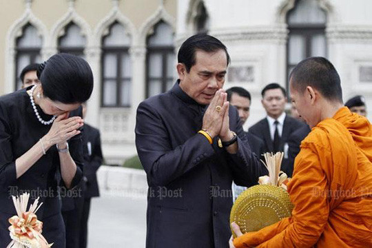  Thủ tướng Prayut Chan-o-cha thực hiện nghi thức cúng dường trước khi chủ trì cuộc họp nội các đầu tiên trong năm 2017. Ảnh: THE BANGKOK POST