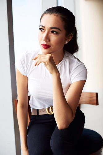 Với dáng ngồi khá thoải mái, cô hoàn toàn khoe được vẻ tự tin từ trong ánh mắt và thần thái. Bức ảnh này được chụp ngay trong buổi sáng ngày 13-1, khi Lệ Hằng đang tham dự buổi giao lưu cùng các thí sinh đã có mặt tại cuộc thi. 14