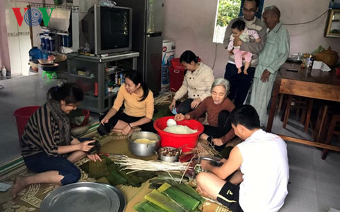 Gói bánh tét, bánh chưng vẫn là nét đẹp ngày Tết ở nhiều gia đình Việt Nam. (Ảnh minh họa) Gói bánh tét, bánh chưng vẫn là nét đẹp ngày Tết ở nhiều gia đình Việt Nam. (Ảnh minh họa)