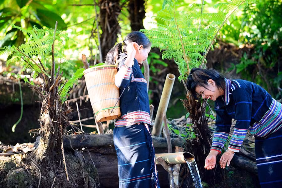 Thiếu nữ Jrai bên giọt nước. Ảnh: Đ.H Thiếu nữ Jrai bên giọt nước. Ảnh: Đ.H