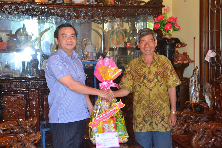 Đồng chí Đặng Phan Chung đến thăm, chúc Tết và tặng quà cho đồng chí Rah Lan Tuấn, ở thị trấn Chư Prông, huyện Chư Prông. Ảnh: H.C Đồng chí Đặng Phan Chung đến thăm, chúc Tết và tặng quà cho đồng chí Rah Lan Tuấn, ở thị trấn Chư Prông, huyện Chư Prông. Ảnh: H.C