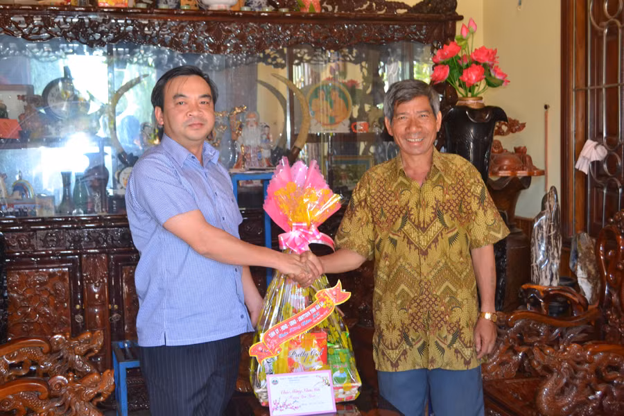Đồng chí Đặng Phan Chung đến thăm, chúc Tết và tặng quà cho đồng chí Rah Lan Tuấn, ở thị trấn Chư Prông, huyện Chư Prông. Ảnh: H.C