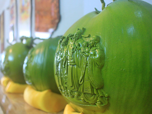 Các chi tiết in nổi trên trái dừa rất tinh xảo. Giá thành của mỗi trái hiện tại là 890.000 đồng. Trái dừa tròn trịa, màu đẹp và để được lâu nên nhanh chóng được mọi người đặt hàng