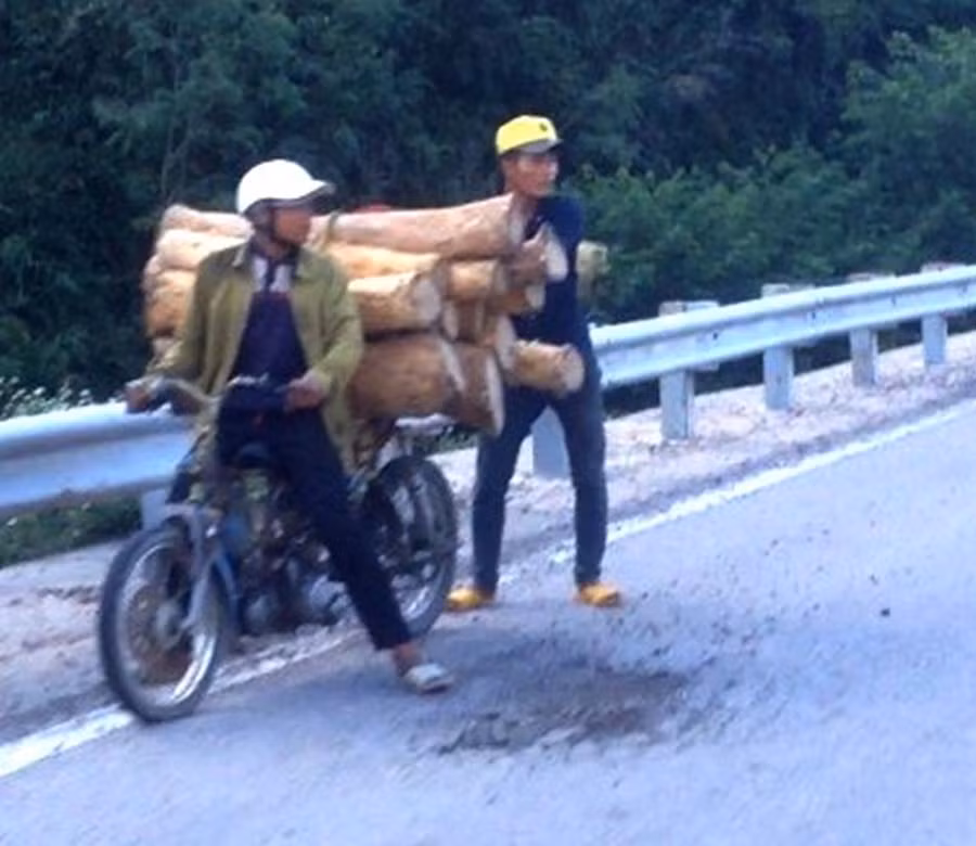 Xe độ chế dùng để chở củi tại chân đèo Tô Na. Ảnh: V.N